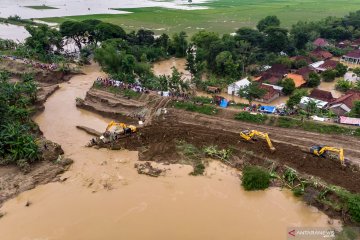 Perbaikan tanggul sungai Tuntang yang jebol