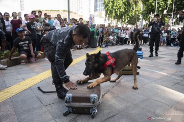 Simulasi deteksi narkoba gunakan anjing pelacak