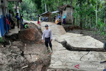 Jalan desa sepanjang 100 meter di Kadupandak Cianjur amblas