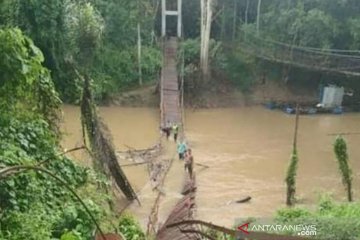 Sejumlah warga Bebayau berjatuhan ke sungai dari jembatan gantung