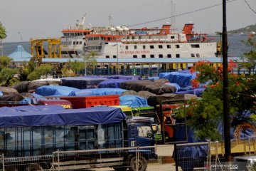 Cuaca buruk, puluhan truk sembako tertahan di pelabuhan Kupang
