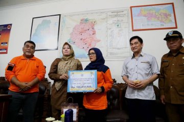 Bupati Pandeglang bantu Rp100 juta untuk korban banjir Lebak