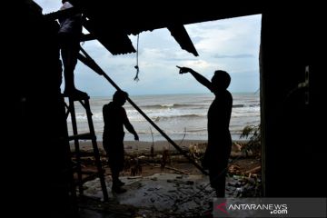 Rumah rusak akibat abrasi