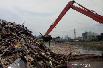 Dampak banjir, volume sampah di Pintu Air Karet naik enam kali lipat