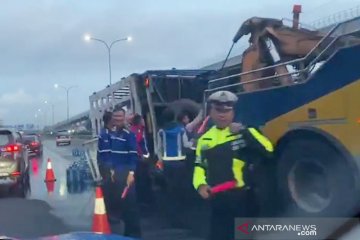 Truk galon terbalik picu kemacetan Tol Jagorawi lintasan TMII