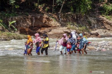 Seberangi sungai tanpa rakit akibat jembatan putus