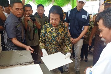 Istri Jaksa Agung pimpin distribusi bantuan banjir di Cipinang Muara