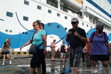 Kapal pesiar angkut ribuan wisman singgah di Pelabuhan Semarang