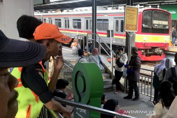 Perjalanan KRL di Stasiun Manggarai tertahan akibat perbaikan listrik