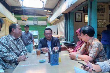Gubernur Ridwan Kamil pilih makan siang di pasar tradisional