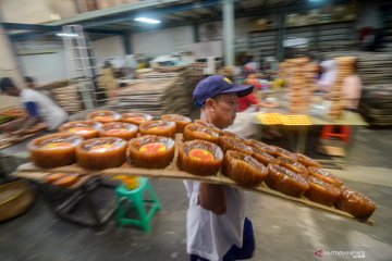 Produksi dodol keranjang jelang imlek