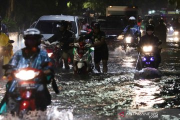 Banjir Surabaya akibat proyek pekerjaan saluran air yang belum tuntas