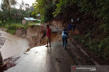 Banjir dan longsor merusak jalan dan bendungan di Padang Pariaman