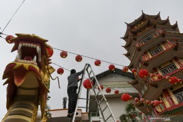 Pemasangan lampion jelang perayaan Imlek di Palembang