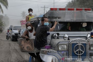 Penduduk selamatkan ternak, harta benda  di tengah ancaman Taal