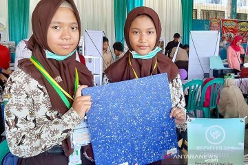 Siswa SMPN 1 Surabaya daur ulang plastik jadi komposit pengganti kayu