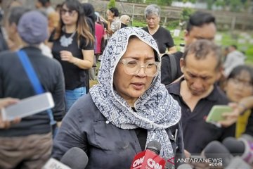 Alasan Ade Irawan dimakamkan satu liang lahat dengan suami