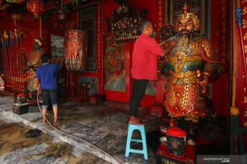 Ritual cuci patung dewa jelang Imlek