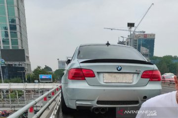 Akibat ban selip, BMW tabrak pembatas jalan di Tol Slipi
