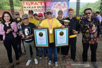 Gubernur Kalsel catat sejarah makan durian bersama 24 ribu warga