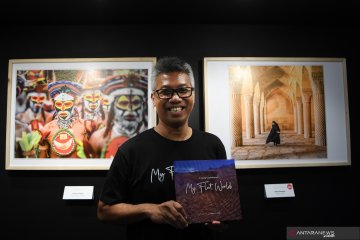 Peluncuran buku foto "My Flat World" karya Agung Krisprimandoyo