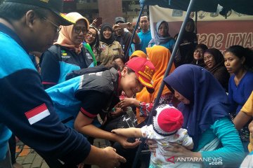 Istri Mensos bantu pulihkan trauma korban banjir di Rawa Buaya