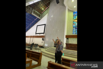 Plafon Gereja MKK ambrol diduga karena rembesan air hujan