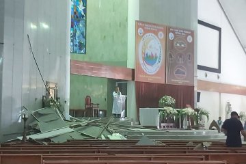 Plafon Gereja MKK Meruya ambruk, sejumlah jemaat tertimpa