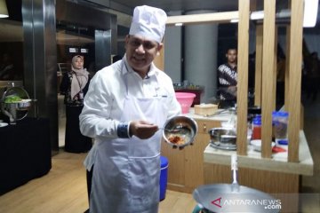 Ketua KPK memasak nasi goreng  awak media