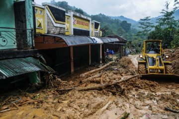 Pembersihan lumpur sisa banjir dan longsor