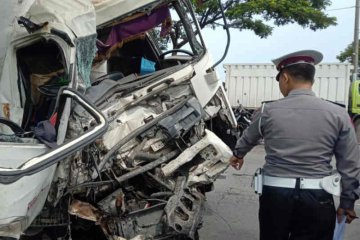 Tujuh korban luka akibat kecelakaan antara truk tangki dan bus