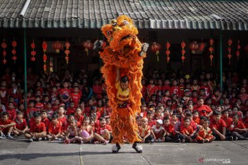 Sambut imlek, barongsai hibur siswa di sekolah