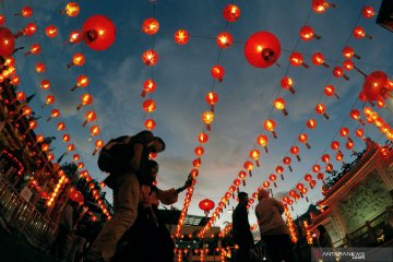 Ratusan lampion meriahkan imlek di Padang