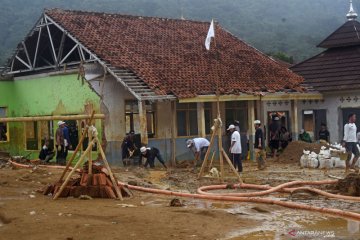 Gotong royong bersihkan fasum