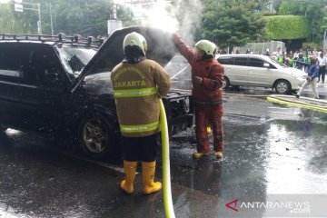 Sebuah mobil jeep terbakar di Cempaka Putih