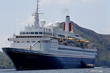 Kapal pesiar Boudicca berlabuh di pesisir Pulau Komodo