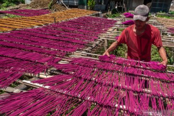 Permintaan hio melonjak jelang Imlek