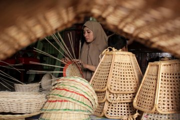 Produksi kerajinan rotan