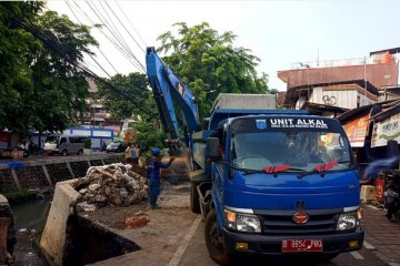 Jalan di Utan Kayu ambles akibat truk kedelai parkir lama