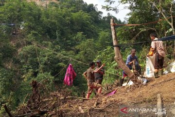 Penyaluran logistik ke kampung terisolasi Bogor gunakan "flying fox"