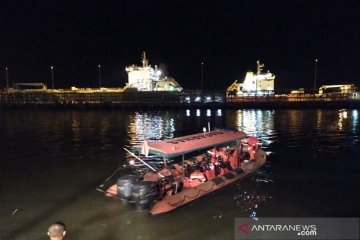 Jaket pelampung terkoyak dari kapal tenggelam ditemukan tim SAR