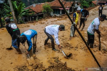 Bersihkan sampah sisa banjir