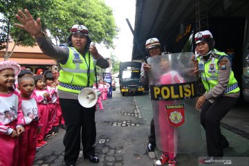 Pengenalan profesi polisi kepada anak-anak