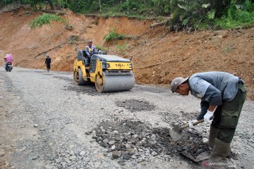Perbaikan jalan pascabencana tanah longsor di Sukajaya