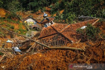 Warga Cigobang di Lebak masih bertahan di posko pengungsian