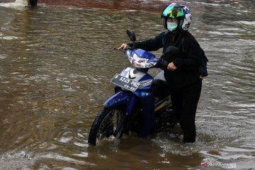 Banjir genangi jalan Bungur Raya Kemayoran