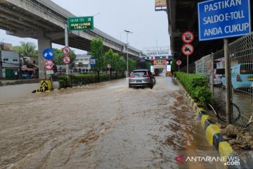 Air hujan genangi sejumlah ruas jalan di Jakarta Timur