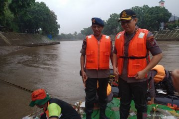 Antisipasi banjir, Brimob Polda Metro singkirkan sampah dari Ciliwung