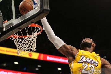 LeBron James ungguli poin Kobe Bryant saat Lakers kalah oleh 76ers