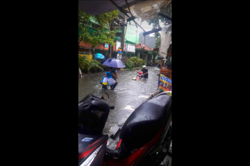 Air setinggi lutut genangi jalan di depan SMAN 37 Tebet